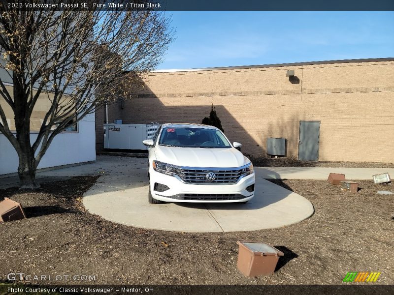 Pure White / Titan Black 2022 Volkswagen Passat SE