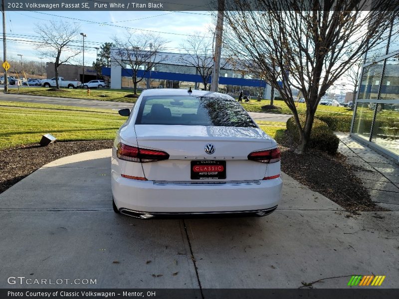 Pure White / Titan Black 2022 Volkswagen Passat SE