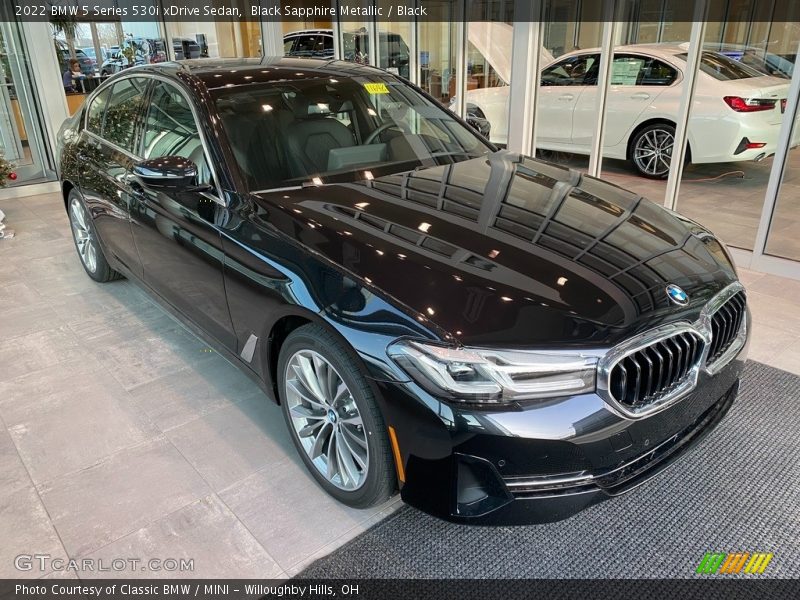 Front 3/4 View of 2022 5 Series 530i xDrive Sedan