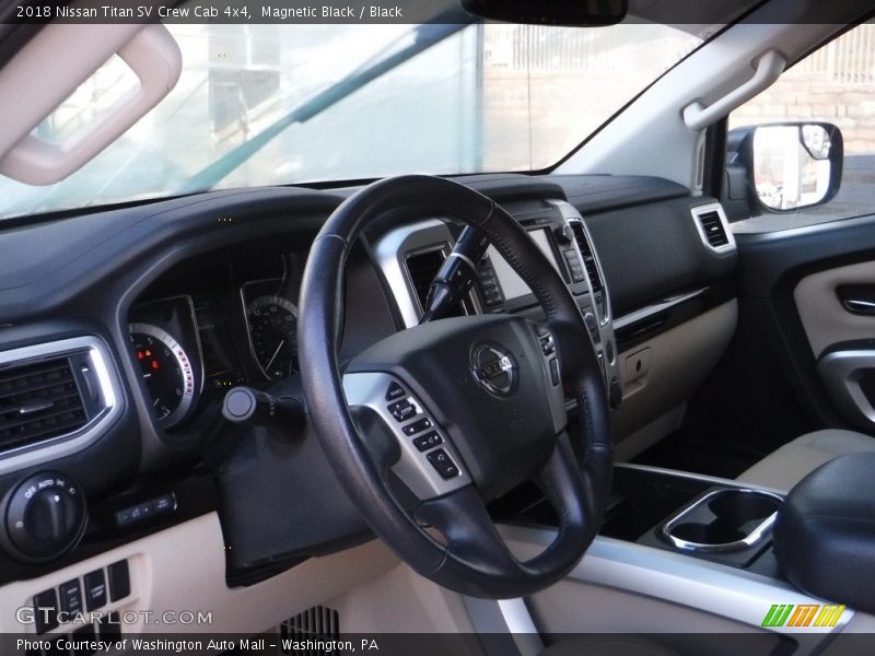 Magnetic Black / Black 2018 Nissan Titan SV Crew Cab 4x4