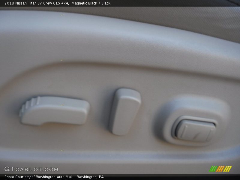 Magnetic Black / Black 2018 Nissan Titan SV Crew Cab 4x4