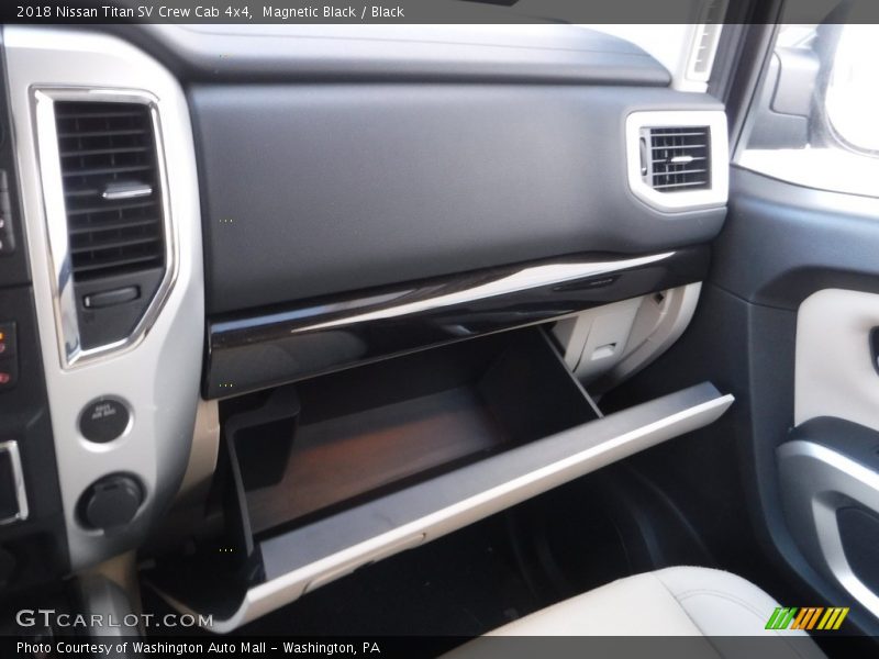 Magnetic Black / Black 2018 Nissan Titan SV Crew Cab 4x4