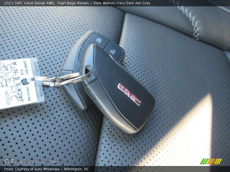 Pearl Beige Metallic / Dark Walnut/­Very Dark Ash Gray 2021 GMC Yukon Denali 4WD