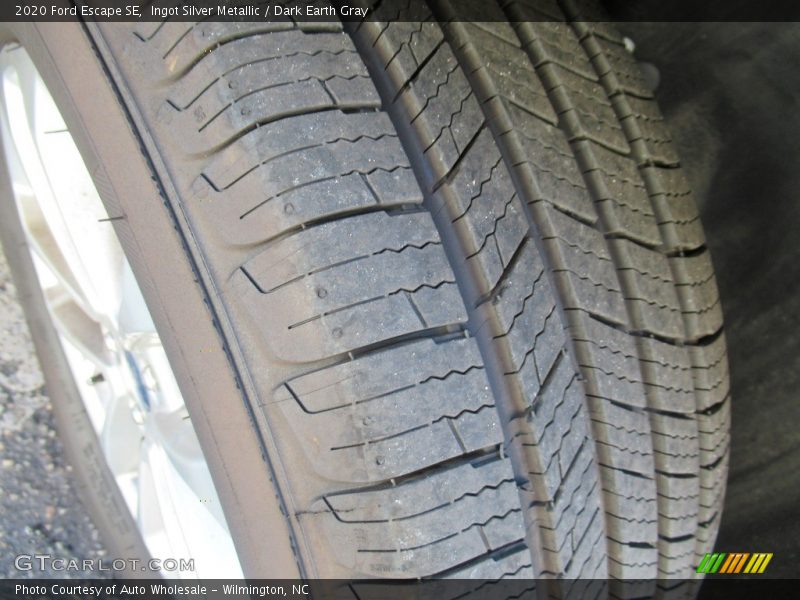 Ingot Silver Metallic / Dark Earth Gray 2020 Ford Escape SE
