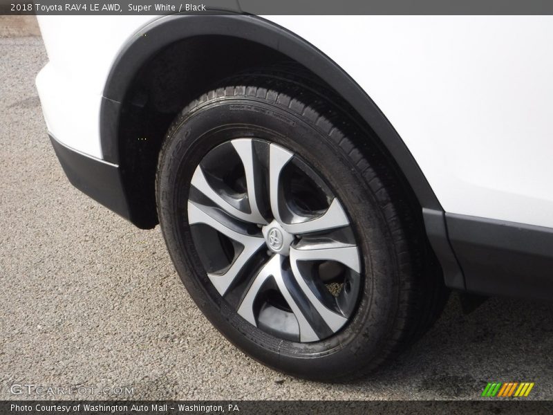 Super White / Black 2018 Toyota RAV4 LE AWD