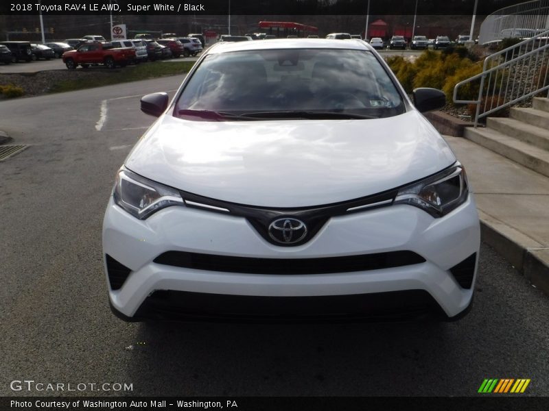 Super White / Black 2018 Toyota RAV4 LE AWD