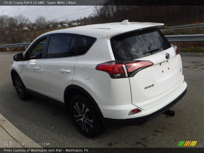 Super White / Black 2018 Toyota RAV4 LE AWD