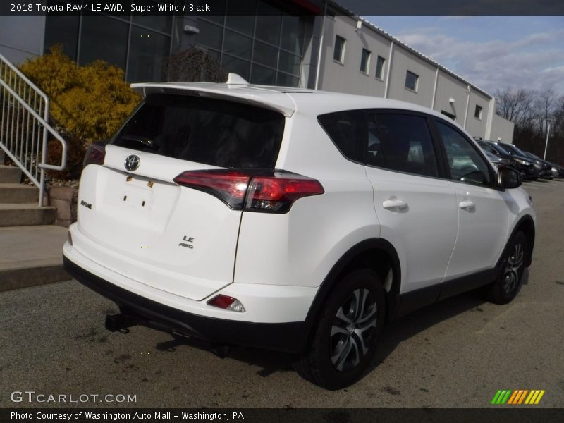 Super White / Black 2018 Toyota RAV4 LE AWD