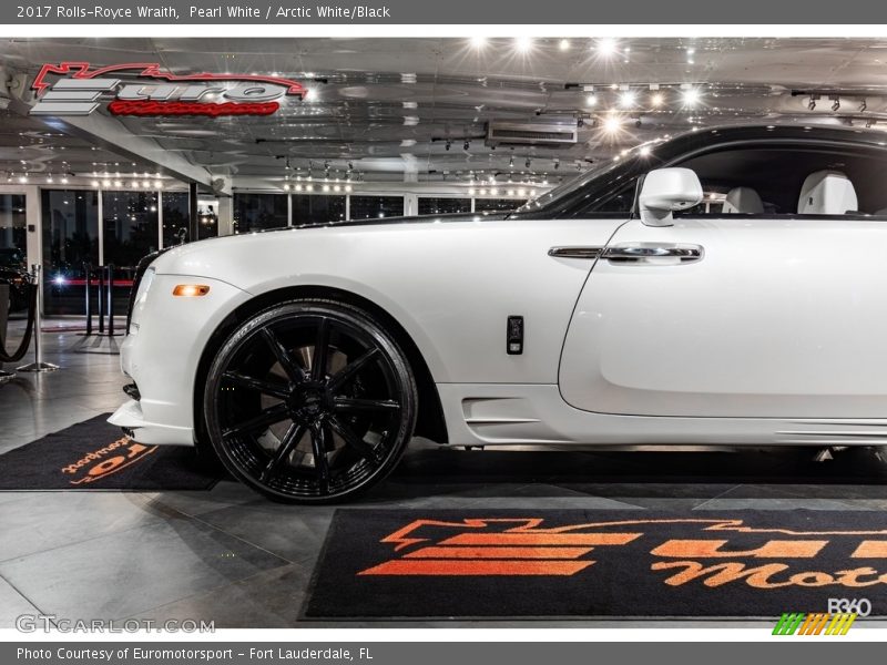 Pearl White / Arctic White/Black 2017 Rolls-Royce Wraith