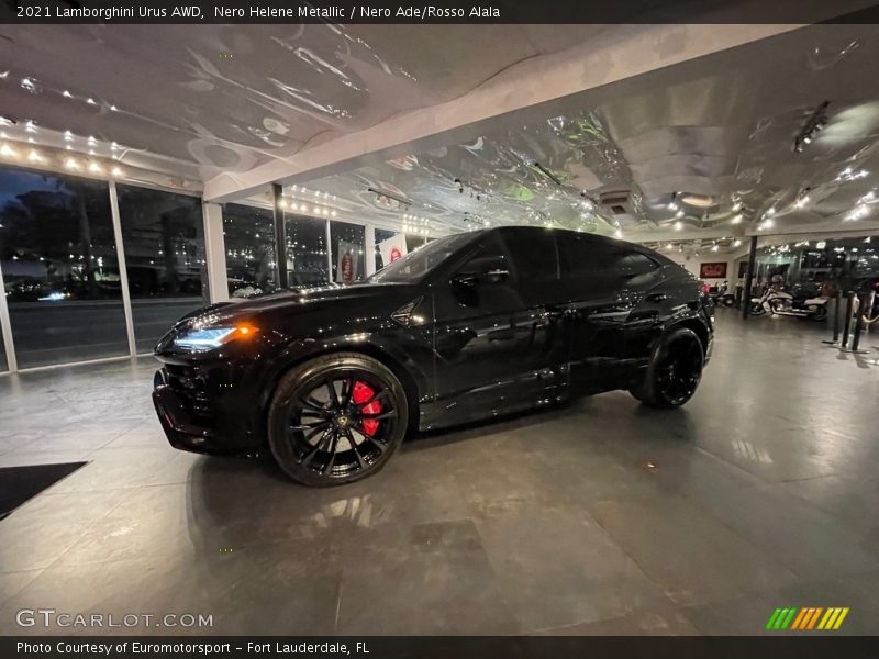 Front 3/4 View of 2021 Urus AWD