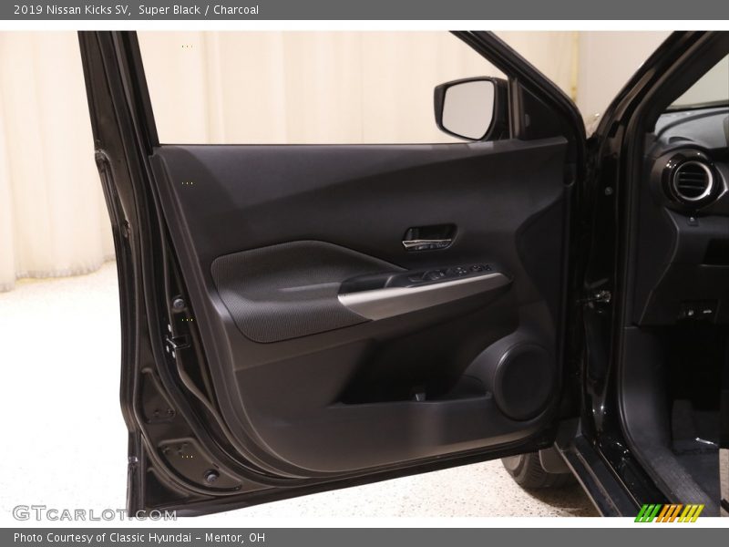 Super Black / Charcoal 2019 Nissan Kicks SV