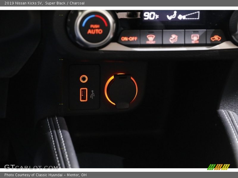 Super Black / Charcoal 2019 Nissan Kicks SV