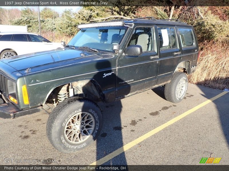 Front 3/4 View of 1997 Cherokee Sport 4x4