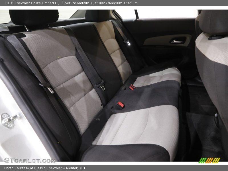 Silver Ice Metallic / Jet Black/Medium Titanium 2016 Chevrolet Cruze Limited LS