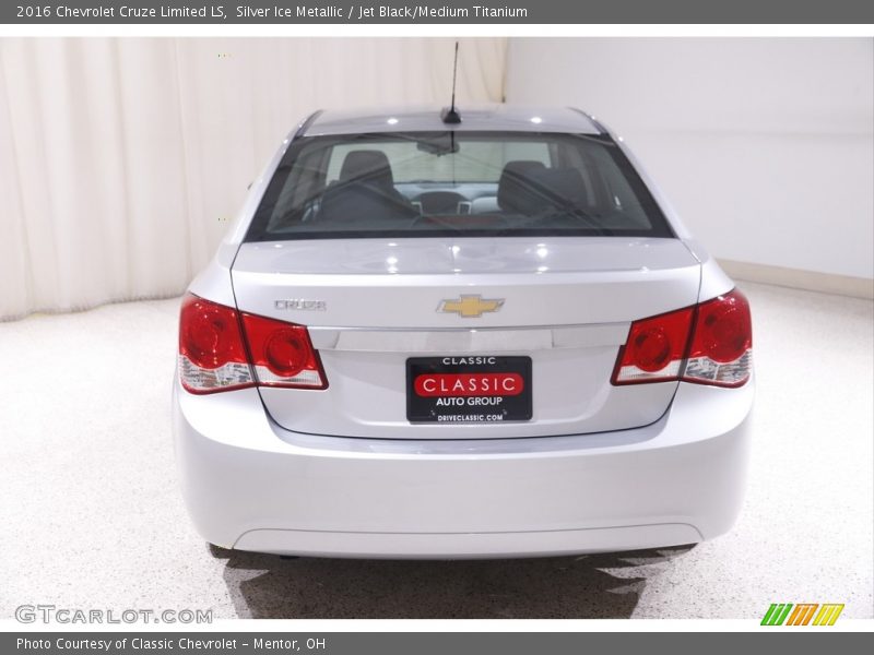 Silver Ice Metallic / Jet Black/Medium Titanium 2016 Chevrolet Cruze Limited LS