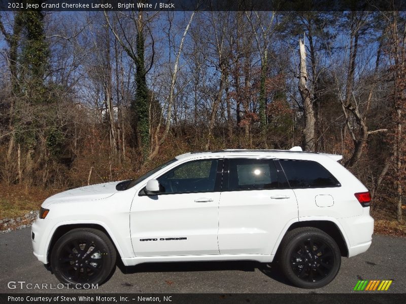 Bright White / Black 2021 Jeep Grand Cherokee Laredo