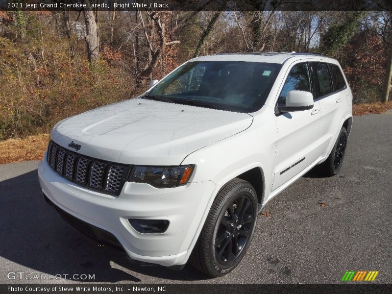 Bright White / Black 2021 Jeep Grand Cherokee Laredo
