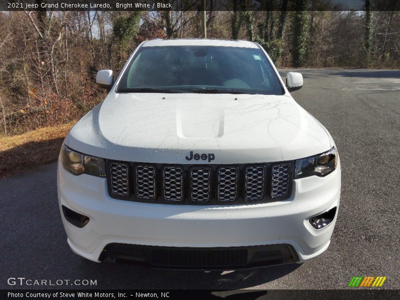 Bright White / Black 2021 Jeep Grand Cherokee Laredo