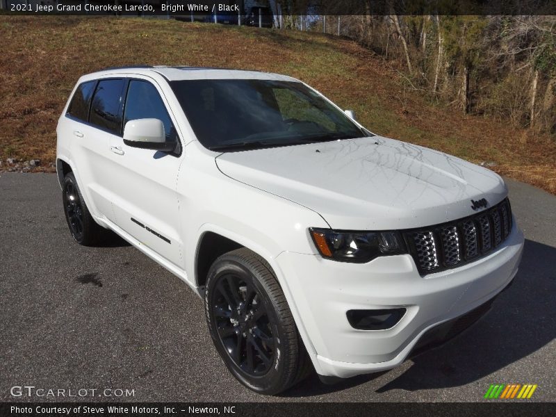 Bright White / Black 2021 Jeep Grand Cherokee Laredo