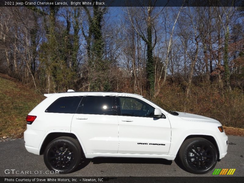 Bright White / Black 2021 Jeep Grand Cherokee Laredo