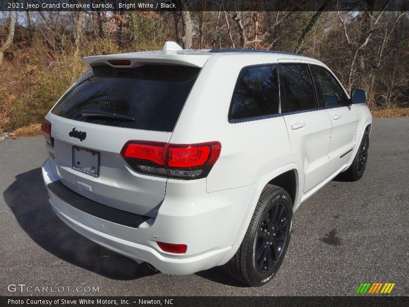 Bright White / Black 2021 Jeep Grand Cherokee Laredo