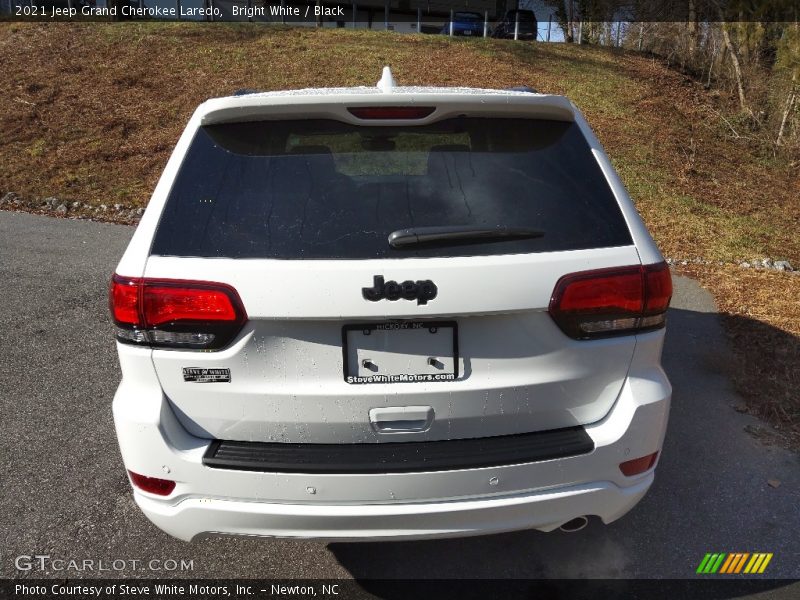 Bright White / Black 2021 Jeep Grand Cherokee Laredo