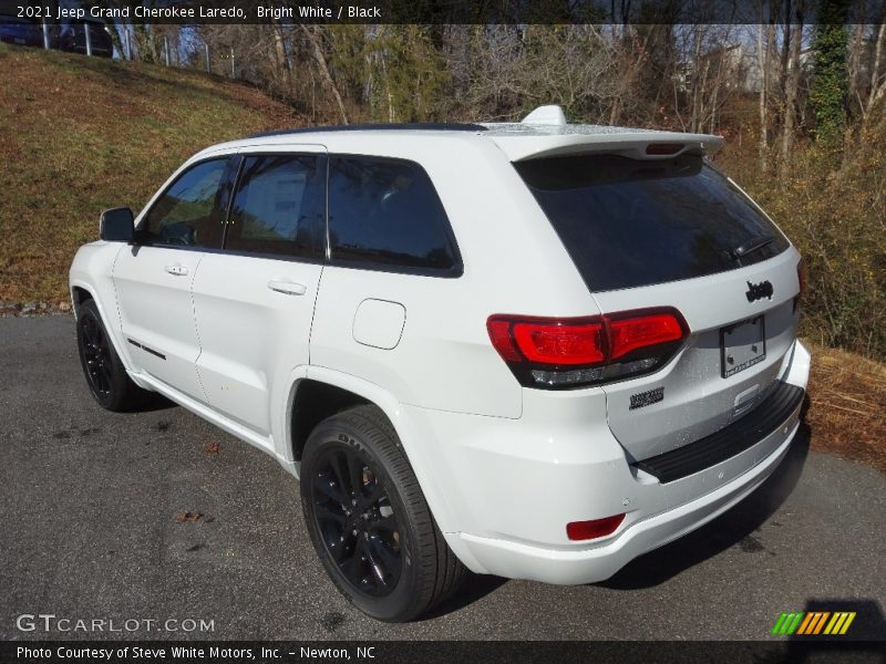 Bright White / Black 2021 Jeep Grand Cherokee Laredo