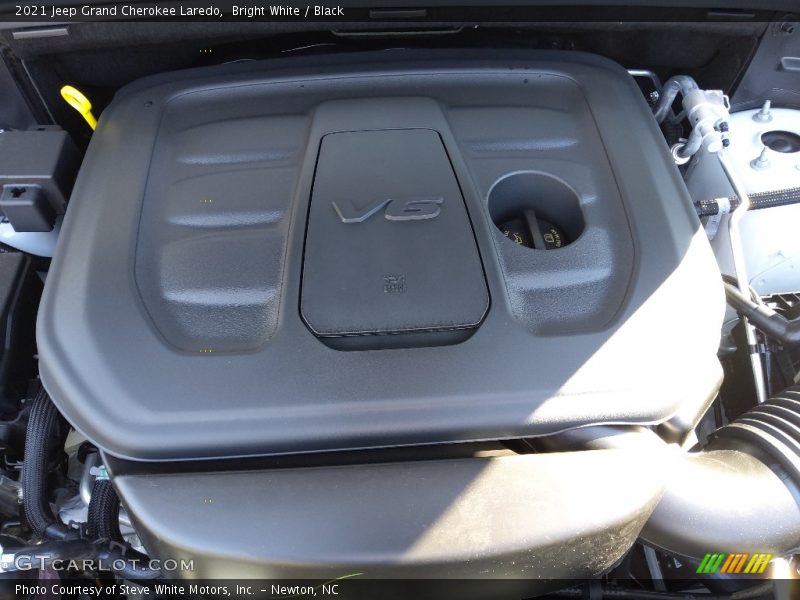 Bright White / Black 2021 Jeep Grand Cherokee Laredo