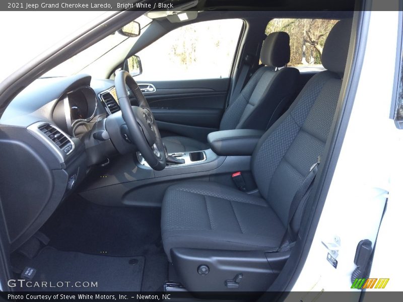 Bright White / Black 2021 Jeep Grand Cherokee Laredo