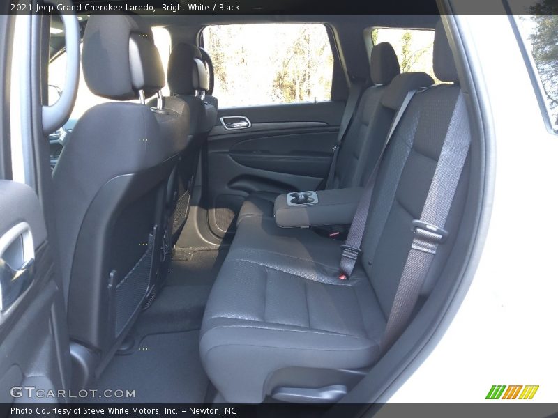 Bright White / Black 2021 Jeep Grand Cherokee Laredo