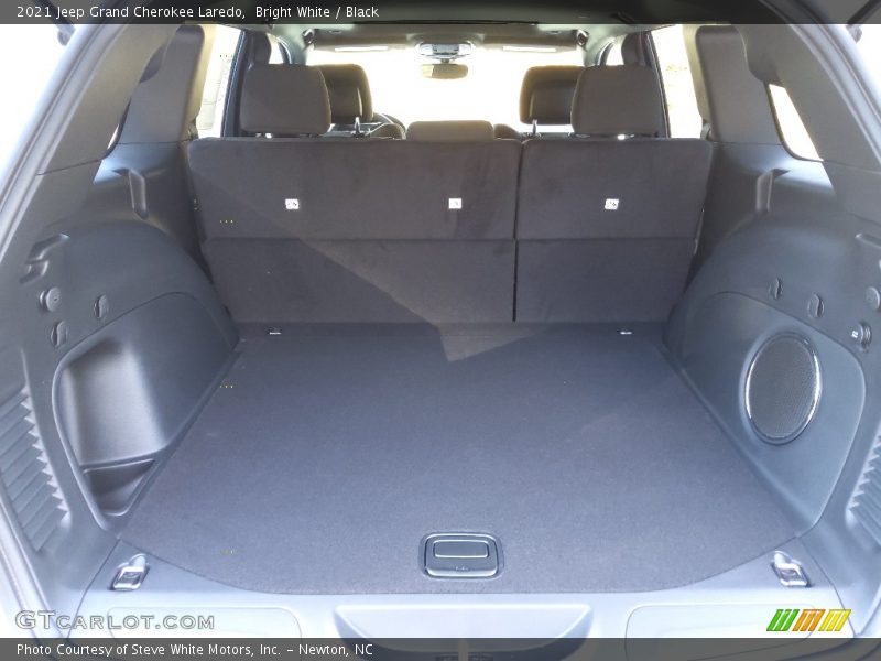 Bright White / Black 2021 Jeep Grand Cherokee Laredo