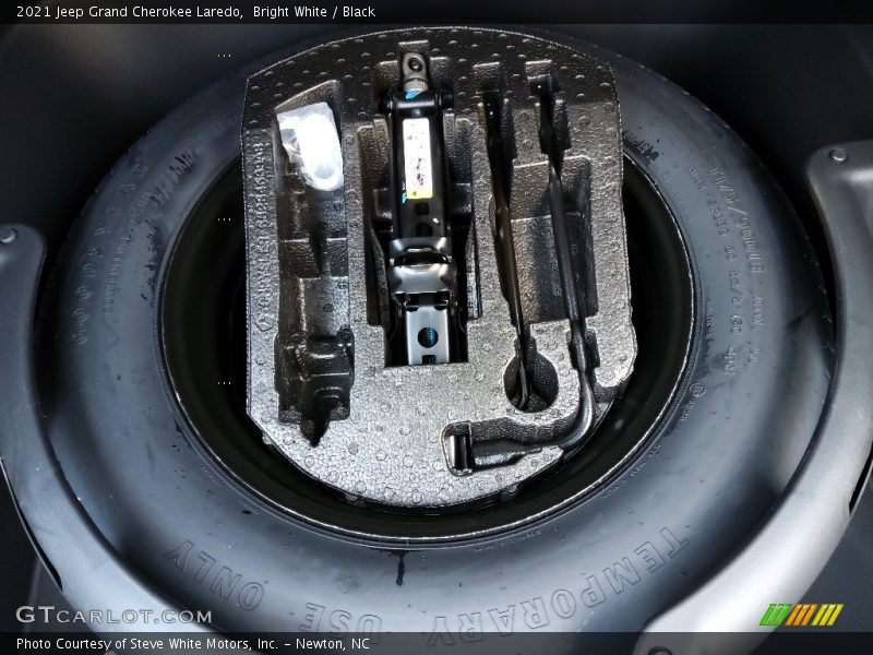 Bright White / Black 2021 Jeep Grand Cherokee Laredo