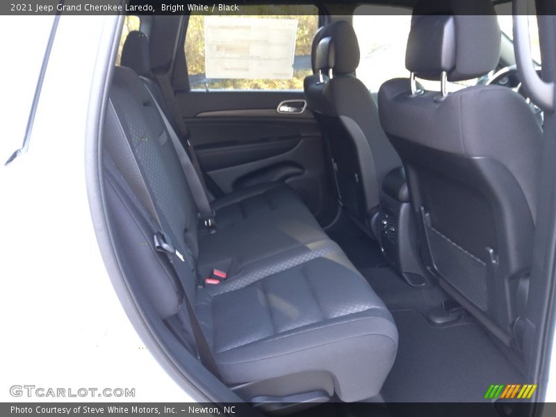 Bright White / Black 2021 Jeep Grand Cherokee Laredo
