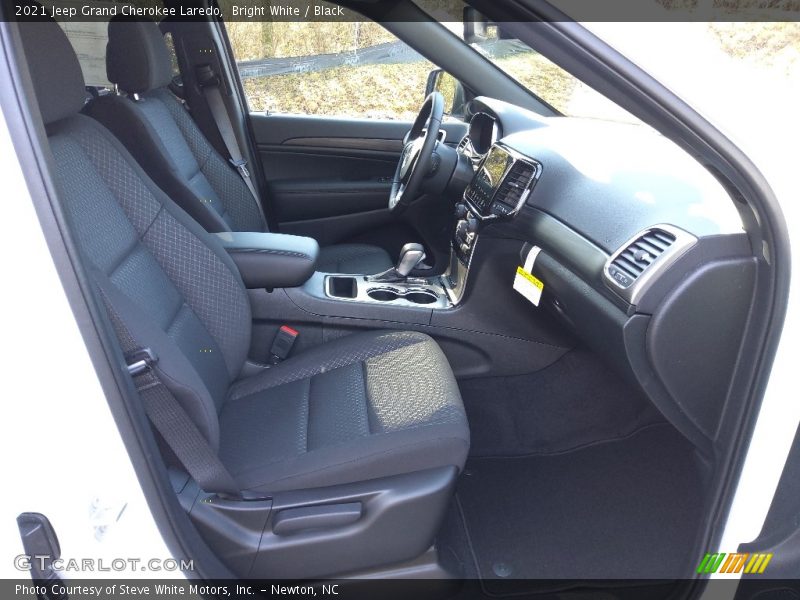 Bright White / Black 2021 Jeep Grand Cherokee Laredo