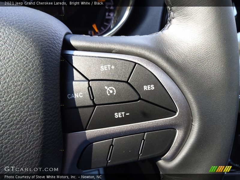 Bright White / Black 2021 Jeep Grand Cherokee Laredo