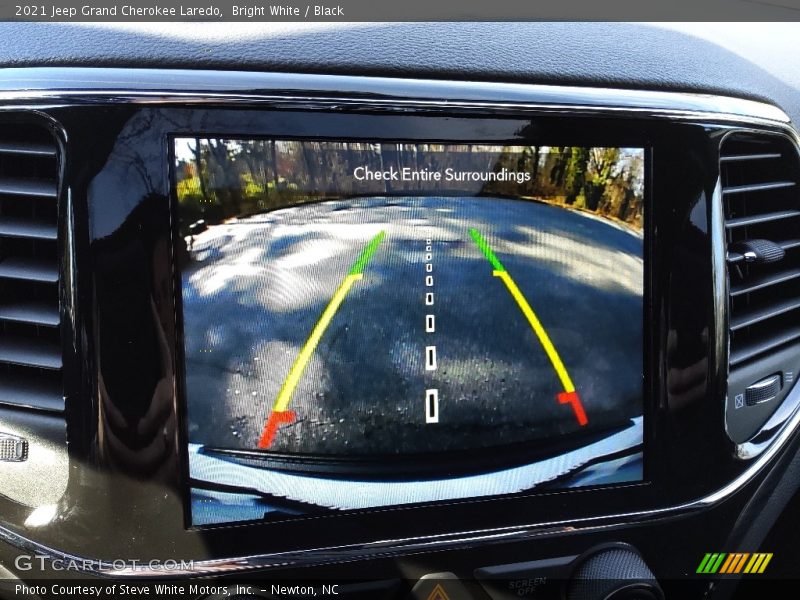 Bright White / Black 2021 Jeep Grand Cherokee Laredo