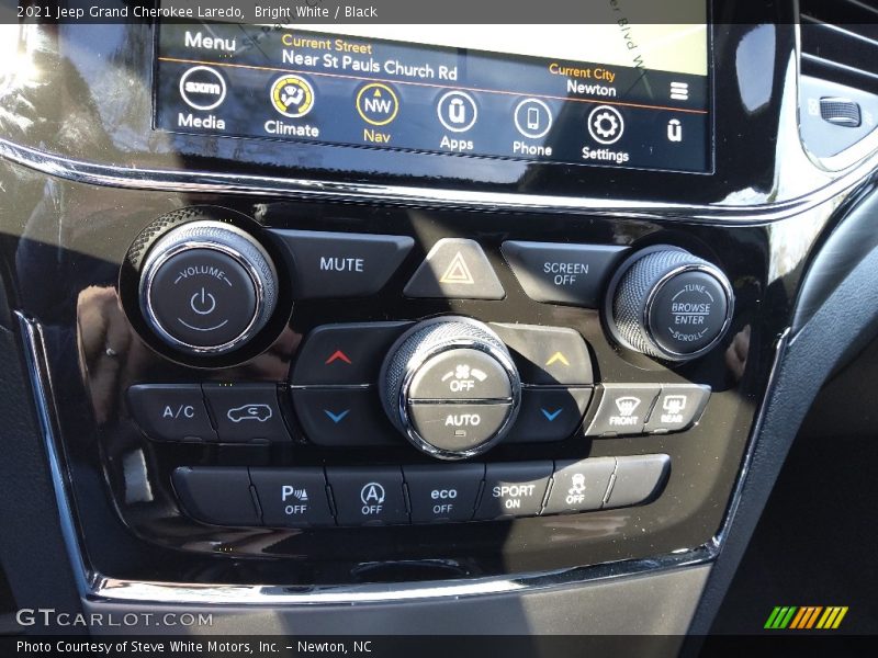 Bright White / Black 2021 Jeep Grand Cherokee Laredo