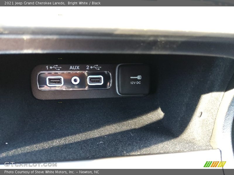 Bright White / Black 2021 Jeep Grand Cherokee Laredo