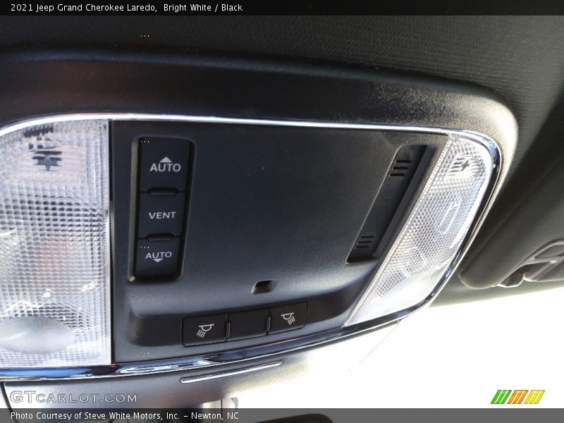 Bright White / Black 2021 Jeep Grand Cherokee Laredo