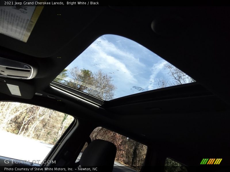 Bright White / Black 2021 Jeep Grand Cherokee Laredo