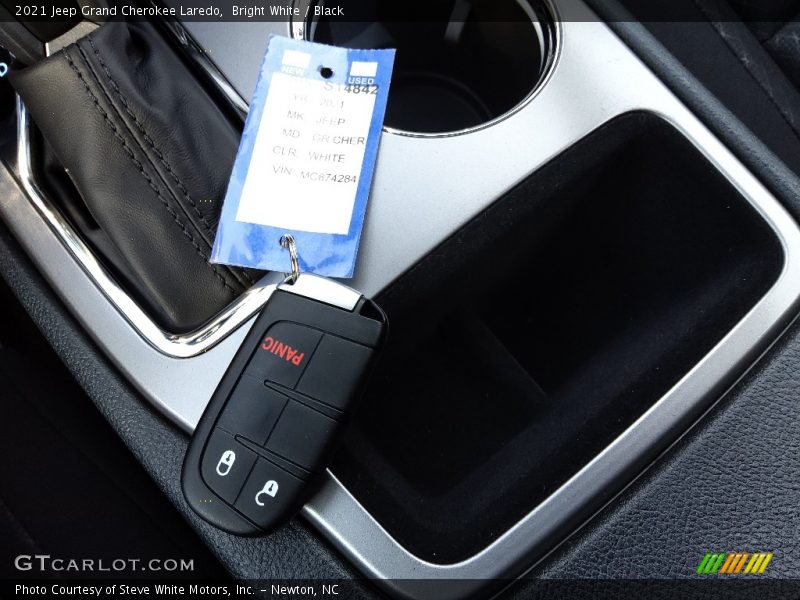 Bright White / Black 2021 Jeep Grand Cherokee Laredo