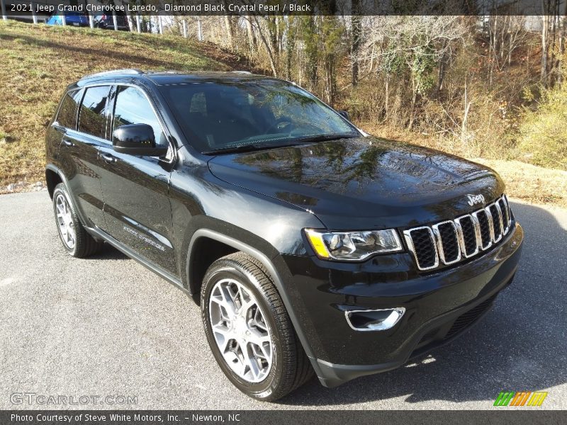 Front 3/4 View of 2021 Grand Cherokee Laredo