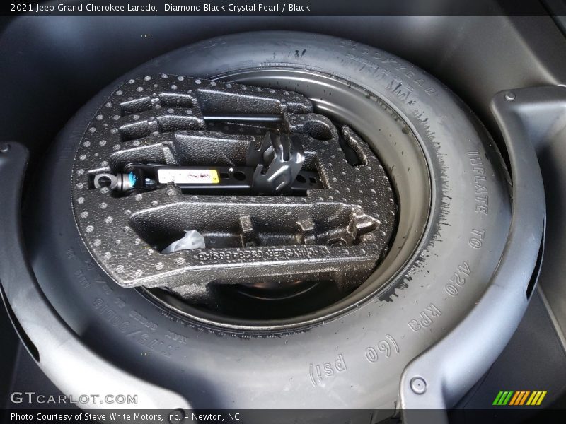 Diamond Black Crystal Pearl / Black 2021 Jeep Grand Cherokee Laredo