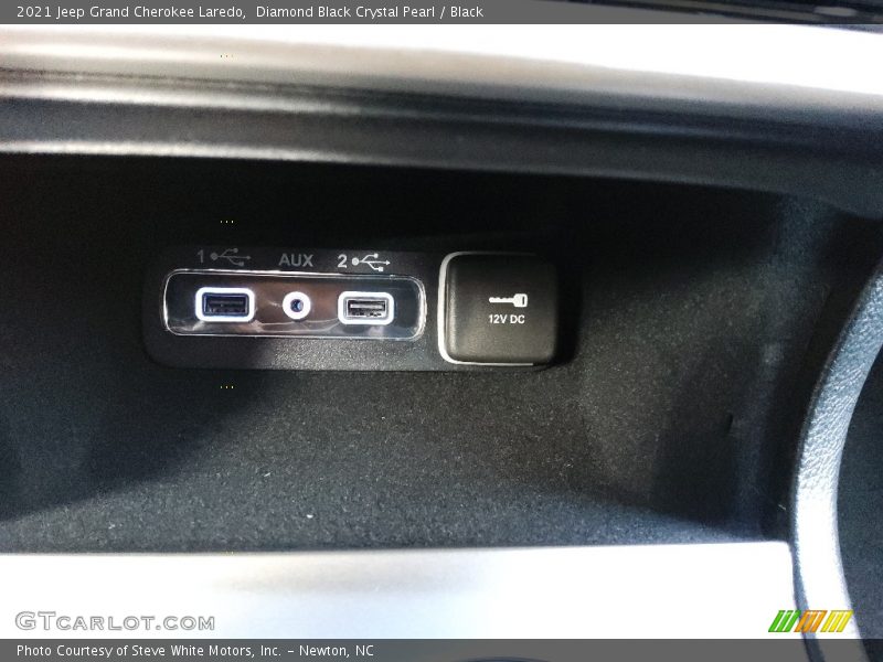 Diamond Black Crystal Pearl / Black 2021 Jeep Grand Cherokee Laredo