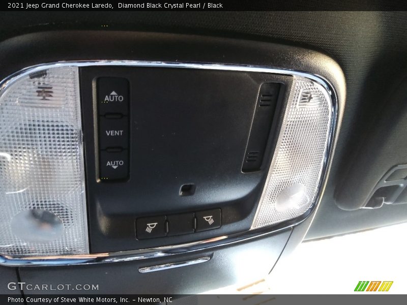 Diamond Black Crystal Pearl / Black 2021 Jeep Grand Cherokee Laredo