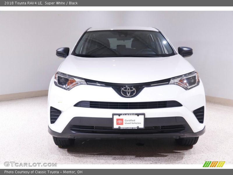 Super White / Black 2018 Toyota RAV4 LE