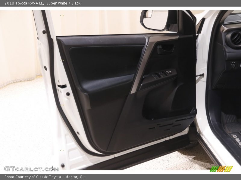 Super White / Black 2018 Toyota RAV4 LE