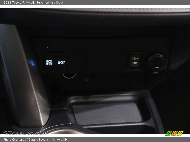 Super White / Black 2018 Toyota RAV4 LE