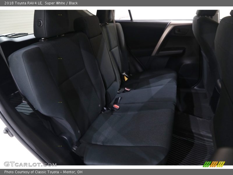 Super White / Black 2018 Toyota RAV4 LE