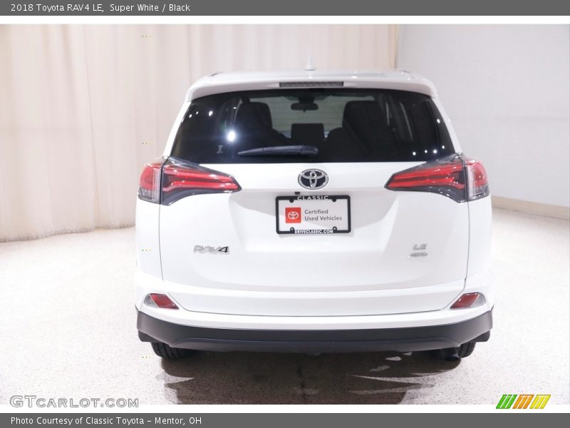 Super White / Black 2018 Toyota RAV4 LE